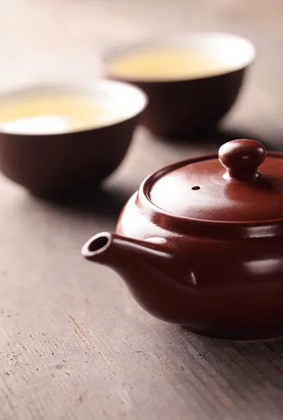 Close-up van thee pot een kom met thee — Stockfoto