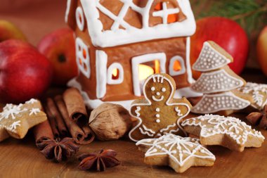 Zencefilli kurabiye ve süslemeler.