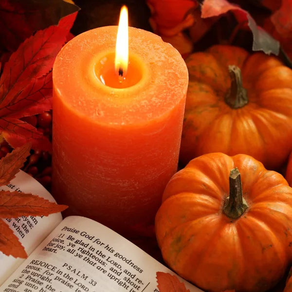 開いている聖書、ろうそくと秋の装飾. — ストック写真