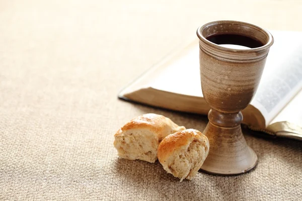 La comunión naturaleza muerta - vino, pan y Biblia — Foto de Stock