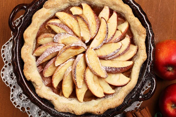 Vue supérieure de la tarte aux pommes et des pommes . — Photo