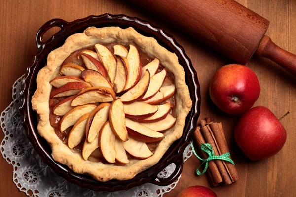 Вид зверху на яблучний пиріг, палички кориці та яблука — стокове фото