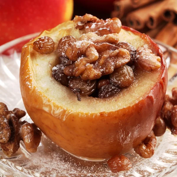 Pečené jablko s rozinkami a ořechy. — Stock fotografie