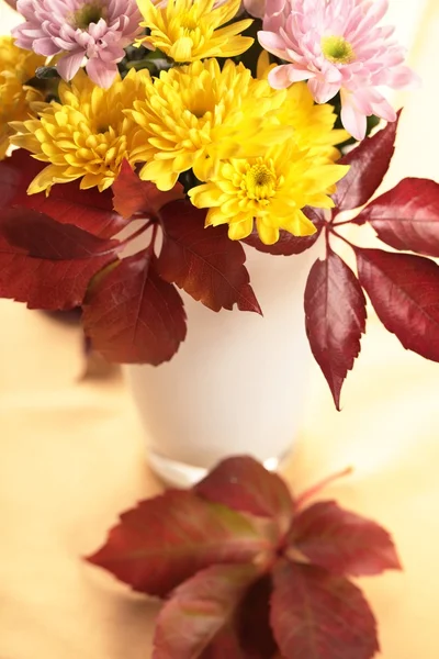 Chrysanthemum and autumn leaves in vase. — Stock Photo, Image