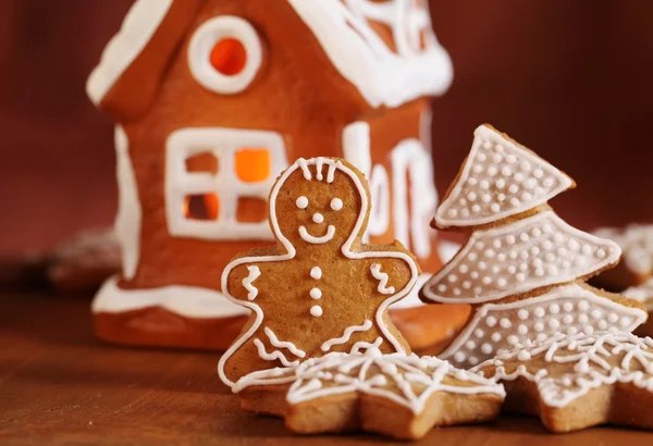 Galletas y decoraciones de jengibre . — Foto de Stock