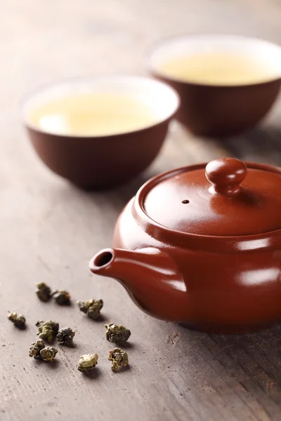 Tekanna, skålar med te och torr te — Stockfoto