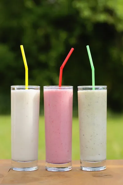 Milkshake aux bananes, fraises et kiwis — Photo