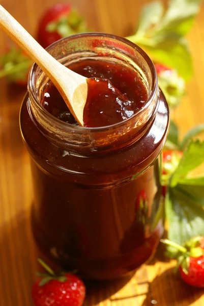 Glass with strawberry jam and strawberries — Stock Photo, Image