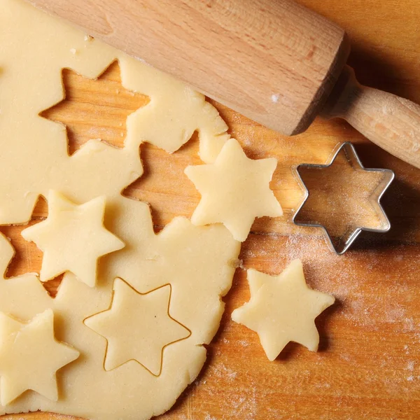 Rangschikking van gebak, deegrol, en cookie cutters. — Stockfoto