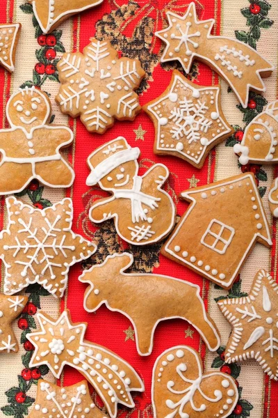 Bovenaanzicht van tabel met peperkoek cookies. — Stockfoto