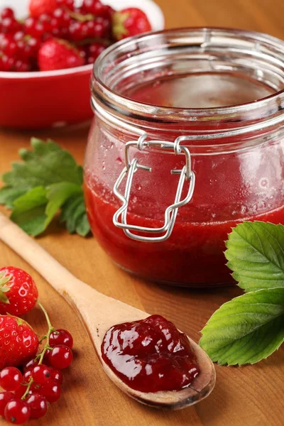 Strawberry jam and berry fruits — Stock Photo, Image