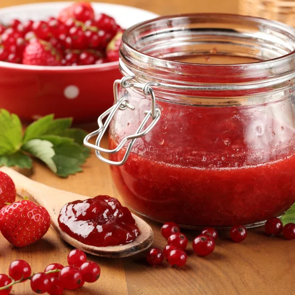 Strawberry jam and berry fruits — Stock Photo, Image