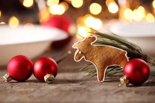 Gingerbread goocie e enfeites de Natal em uma mesa . — Fotografia de Stock