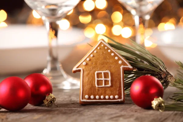 Lebkuchen und Dekorationen auf dem Weihnachtstisch. — Stockfoto