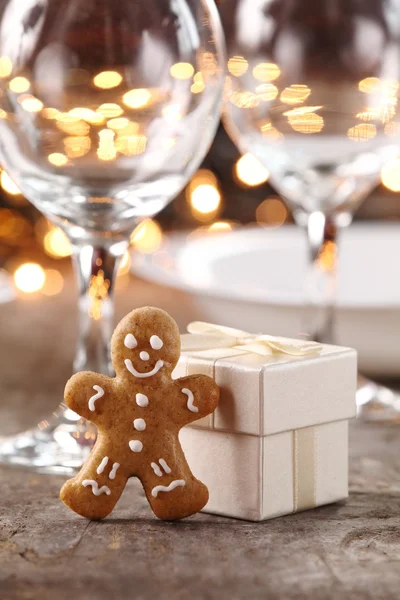 Uomo pan di zenzero e confezione regalo sulla tavola di Natale . — Foto Stock