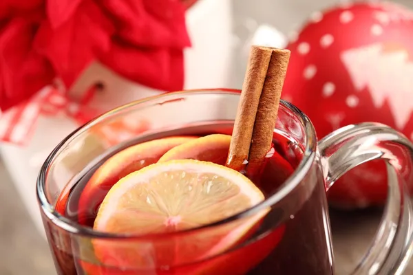 Taza con vino caliente y decoraciones navideñas —  Fotos de Stock