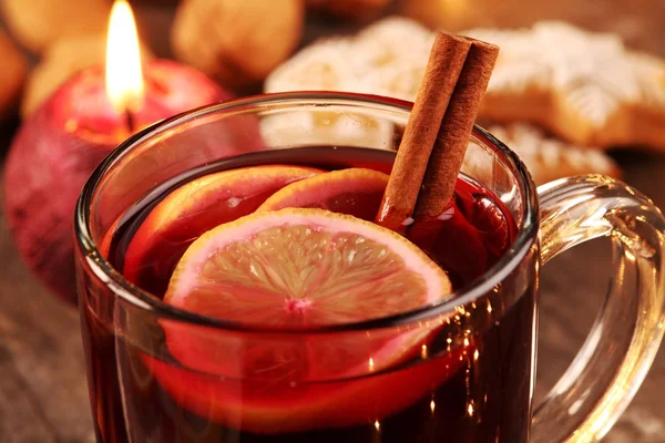 Taza con vino caliente y galletas de jengibre . —  Fotos de Stock