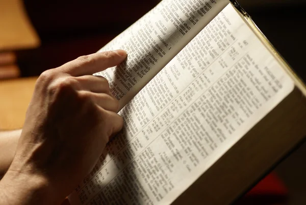 Hombre leyendo la Santa Biblia en la iglesia . — Foto de Stock