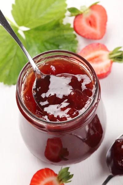 Glas met aardbeienjam en verse aardbeien. — Stockfoto