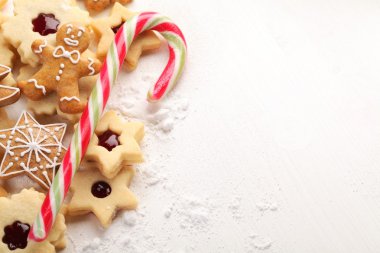 Beyaz ahşap tahta ve Noel tatlılar.