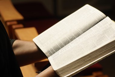 Kilisede açık İncil tutan eller