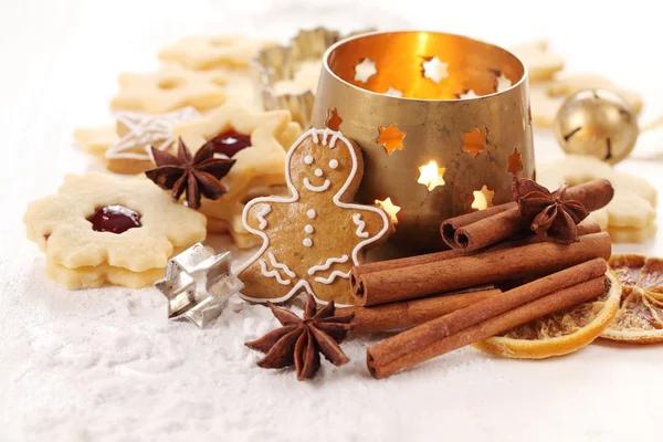 Biscoitos de Natal e ingredientes de cozimento . — Fotografia de Stock