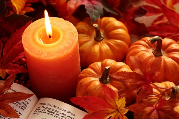 Biblia abierta, velas y decoraciones otoñales . — Foto de Stock