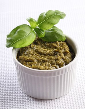 kase wih fesleğen pesto, taze fesleğen.