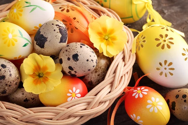 Velikonoce a křepelčí vejce v košíku. — Stock fotografie