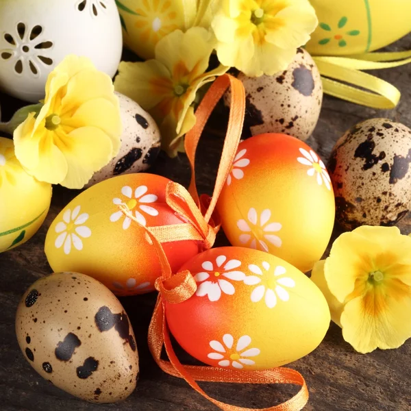 Huevos de Pascua y codorniz en cesta . —  Fotos de Stock