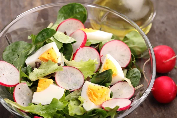 Чаша с яйцом и овощным салатом — стоковое фото