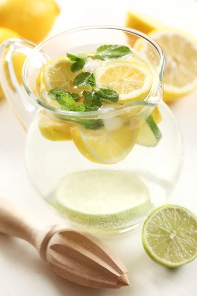 Jarra de limonada fresca con hojas de menta — Foto de Stock