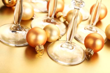 köpüklü şarap ve Noel süslemeleri ile gözlüklü.