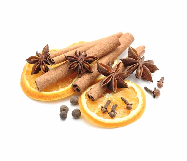 Rebanadas de naranja seca, palitos de canela, pimienta de Jamaica, anís y clavo de olor — Foto de Stock