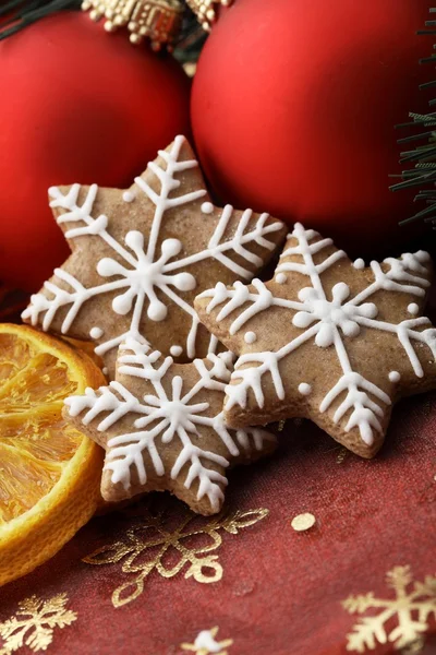 Ornements de Noël et biscuits au pain d'épice . — Photo