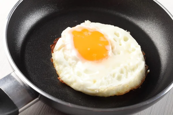 Fried egg on frying pan. — Stock Photo, Image