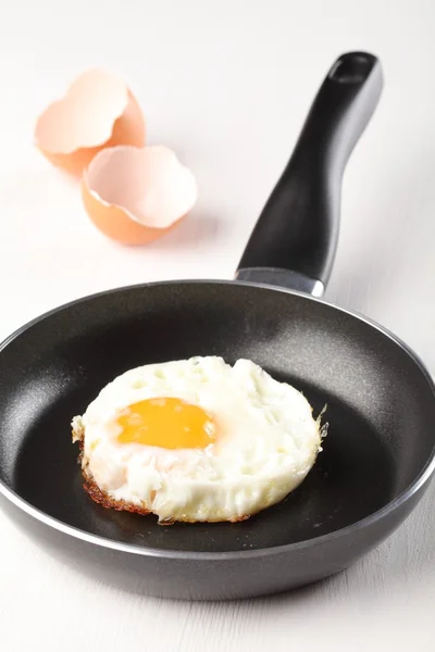 Stekt ägg på stekning panorera ett äggskal. — Stockfoto