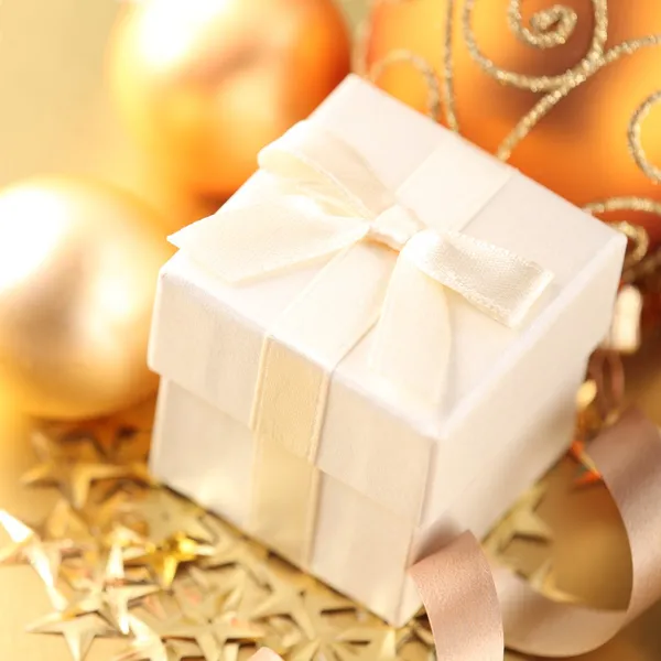 Decoraciones de Navidad y regalo con cinta . — Foto de Stock