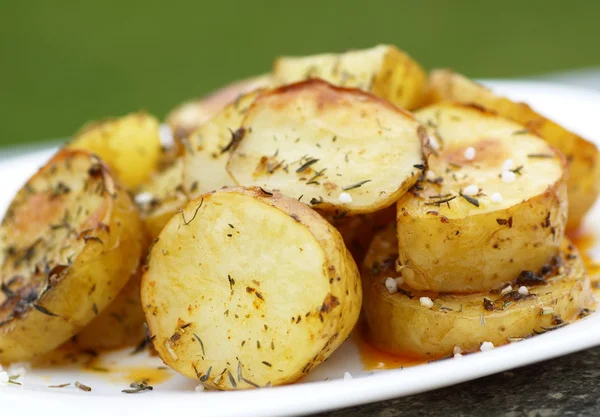 Tallrik med bakad potatis med kryddor, timjan och salt. — Stockfoto