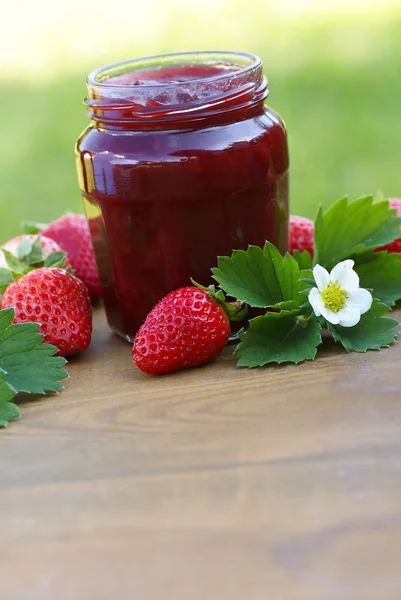 Glas met aardbeienjam — Stockfoto