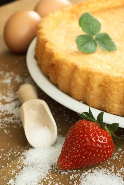 Торт, яйца, сахар и клубника — стоковое фото