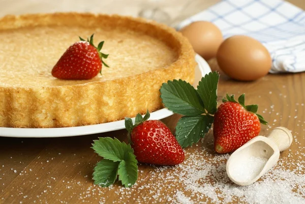 Upieczone ciasto, jaja i truskawki — Zdjęcie stockowe