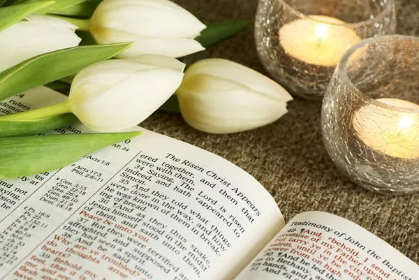 Bibel geöffnet und Tulpenstrauß. — Stockfoto