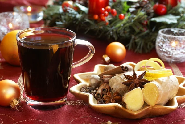 Mulled wine and spices on holiday plate. — Stock Photo, Image