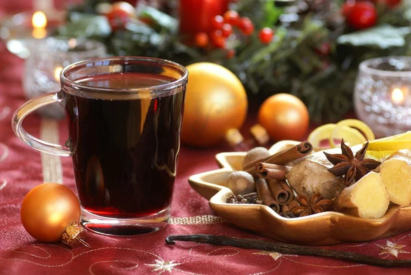 Mulled wine and spices on holiday plate. — Stock Photo, Image