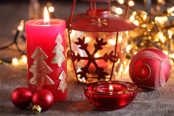 Kerst kaarsen, licht en ornamenten stilleven. — Stockfoto