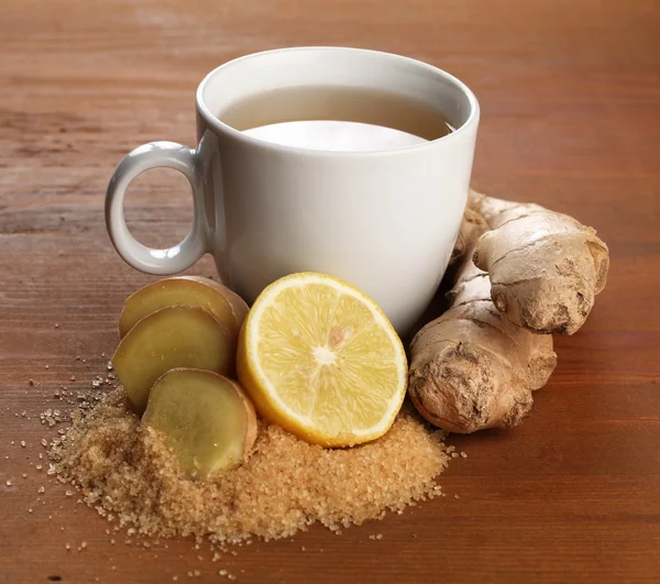 Taza de té de jengibre e ingredientes frescos — Foto de Stock