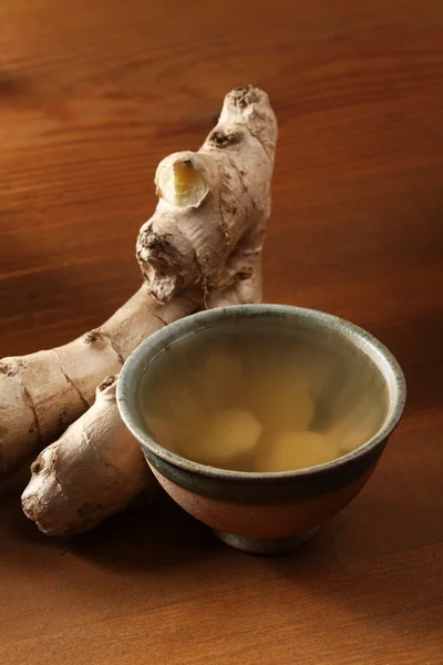 ジンジャー紅茶、新鮮な生姜のカップ. — ストック写真