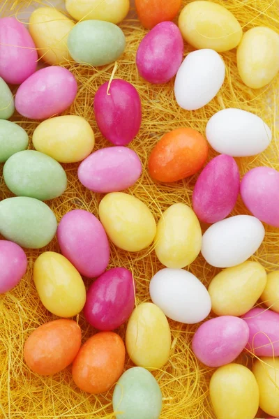 Конфетные яйца на тарелке — стоковое фото