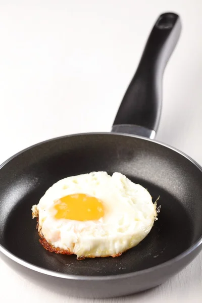 Gebakken ei op koekenpan — Stockfoto